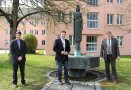 Drei Männer stehen vorm „Ludwigsbrunnen“ am Amt für Ländliche Entwicklung Niederbayern in Landau a.d.Isar