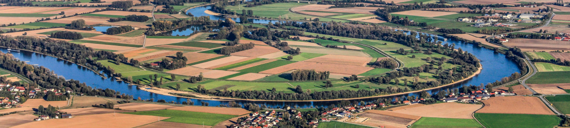 Luftbild der Donauschleife bei Osterhofen im Lkr. Deggendorf mit Ortschaften und Agrarlandschaft.