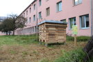 Auf einer Streuobstwiese unmittelbar vor dem Dienstgebäude des ALE Niederbayern steht die neu errichtete Wildbienen-Nisthilfe sowie eine Informationstafel.