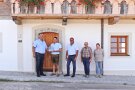 Vier Herren und eine Dame stehen vor der Haustür des geschichtsträchtigen Mühlenanwesens in Harthof