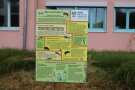 Eine Informationstafel vom Bund Naturschutz erklärt in Bild und Schrift die Funktionsweise eines Insektenhotels.