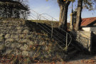 Eine Steinmauer mit einer Treppe zu einem Friedhof