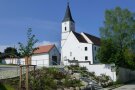 Das neu gestaltete Umfeld der Kirche in Prunn samt Nebengebäuden, dem sanierten Leichenhaus und der neuen Friedhofsmauer kann sich sehen lassen. Eine nagelneue Treppen, eingebettet in einen bepflanzten Steinhang, führt hinauf zum Friedhofseingang.