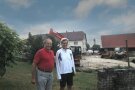 Ein Mann und eine Frau stehen vor dem Kreuzungsbereich in der ehemaligen Bundesstraße durch Mühlhausen. Im Hintergrund sind Baufahrzeuge sowie Wohnhäuser und die Dorfkirche zu sehen.