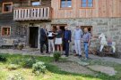 Fünf Herren und eine Dame freuen sich gemeinsam über die erfolgreiche Instandsetzung und Revitalisierung des ehemaligen Wohnstallhauses in Kollnburg