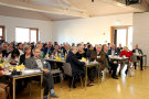 Ein Saal mit etwa 110 Personen sitzend an langen Tischreihen.