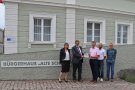 Eine Frau und vier Herren stehen vor dem barrierefreien Zugang zum Bürgerhaus „Alte Schule“ in Atting