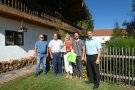 Vier Herren und eine Dame stehen vorm sanierten Wohnhaus der Familie Stadler in Sankt Georgen