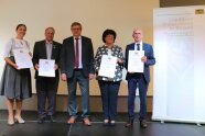Gruppenfoto aller vier geehrten Personen mit Amtsleiter Schmucker