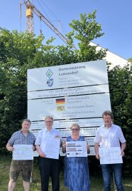 Drei Herren und eine Dame halten die Baupläne für das neue Bürgerhaus in Loitzendorf in ihren Händen