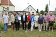 Gruppenfoto mit Beteiligten der Dorferneuerung Dornwang in der Dorfmitte.