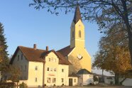 Das Kirchenumfeld in Oberpiebing vor der einfachen Dorferneuerung