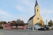 Ansicht des neu hergerichteten Kirchenumfeldes in Oberpiebing