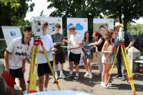 Sechs Schüler testen die Funktionsweise von Tachymetern aus 