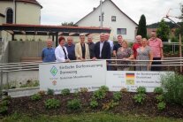 Zwölf Personen stehen nebeneinander am Geländer des neu angelegten barrierefreien Zugangs zur Filialkirche St. Martin in Dornwang