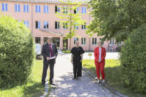 Ein Mann und zwei Frauen stehen vor dem Eingangsbereich des ALE in Landau a.d.Isar.