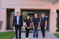 Zwei Herren und zwei Damen stehen vorm Eingang des ALE Niederbayern. An der Fassade über der Eingangstür steht der Schriftzug Amt für Ländliche Entwicklung.