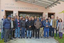 Eine Gruppe Malaysischer Vermesser steht vor dem Eingangsbereich des Amtes für Ländliche Entwicklung Niederbayern.