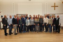 22 Personen stehen nebeneinander im Tagungsraum des Klosters Plankstetten und posieren für ein Gruppenfoto