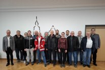 Die Vertreter der Kleinprojekte des Regionalbudgets 2025 der ILE Donau-Laber posieren im Rathaus Langquaid für ein Gruppenfoto