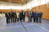 Viel Politprominenz hat sich für ein Gruppenfoto in der neuen Turnhalle in Malgersdorf versammel.