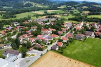 Die Gemeinde Haselbach aus der Luft, eingebettet in das Hügelland des Bayerischen Waldes.