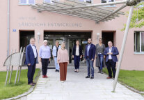 Acht Personen, davon drei Männer und fünf Frauen, stehen vor dem Eingangsbereich des Amtes für Ländliche Entwicklung in Landau a.d.Isar.