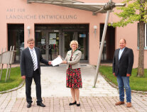 Zwei Männer und eine Frau stehen vor dem Eingangsbereich des Amtes für Ländliche Entwicklung in Landau a.d.Isar
