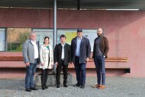 Vier Herren und eine Frau stehen nebeneinander am Vorplatz des neu gestalteten Kirchenvorplatzes in Oberpiebing