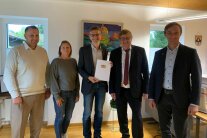 Die Übergabe des Schlussbescheids vollzogen Sebastian Biereder, Claudia Seidl, 1. Bürgermeister Karlheinz Roth, ALE-Leiter Hans-Peter Schmucker und Michael Bartmaier.