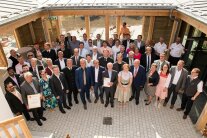 Gruppenfoto mit allerhand Politprominenz im Dorfgemeinschaftshaus Zenting.