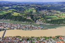 Die Dreiflüsse Stadt Passau aus der Luft. Im Hintergrund sind die bewaldeten Hänge und Gipfel des Bayerischen Waldes zu sehen.