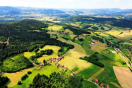 Luftaufnahme vom Bayerischen Wald mit zahlreichen Strukturen von Wäldern, Dörfern und landwirtschaftlichen Flächen