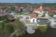 Luftbild der Gemeinde Wiesenfelden, Lkr Straubing-Bogen mit Seebühne und Rathaus. Im Hintergrund die Kirche und das Dorf.