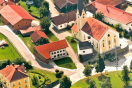 Leichte Vogelperspektive: Städtebauliche Sanierung des sanierten Objekts neben der Kirche, Pfarrhof und weiteren die Dorfmitte prägenden Gebäuden.